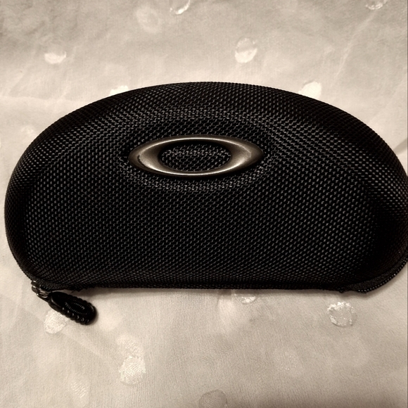 Oakley sunglasses case blk used Excellent - Picture 1 of 4
